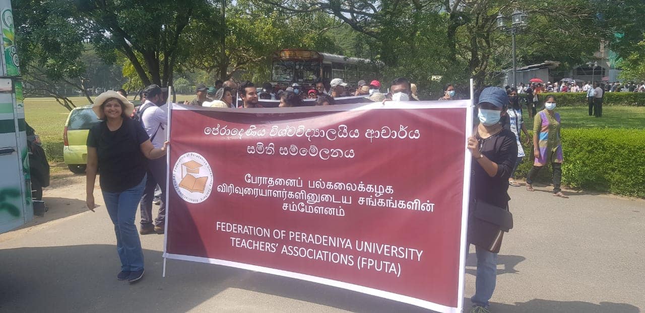 බදු පණතට එරෙහි විරෝධතාවයට නෙලුම් පොකුණ අසළදී පොලීසියෙන් බාධා – FUTA